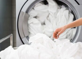 Não lave os lençóis com sabão, é um erro: qual usar e por quê