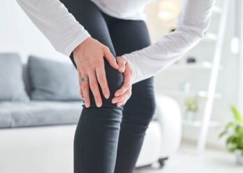 Essa dor no joelho ao agachar pode ser sinal de lesão no menisco