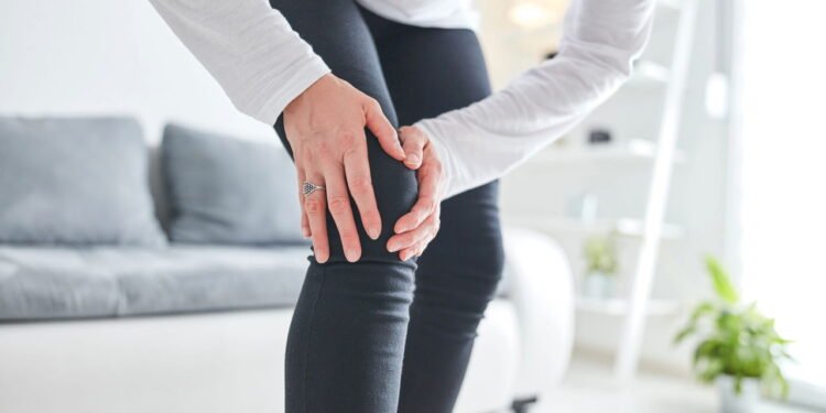 Essa dor no joelho ao agachar pode ser sinal de lesão no menisco