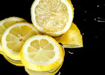 Você deve refrigerar limões? Aqui está o que realmente os mantém mais frescos