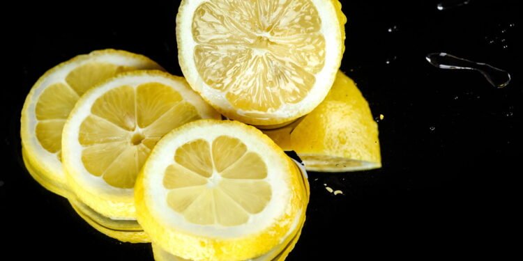 Você deve refrigerar limões? Aqui está o que realmente os mantém mais frescos