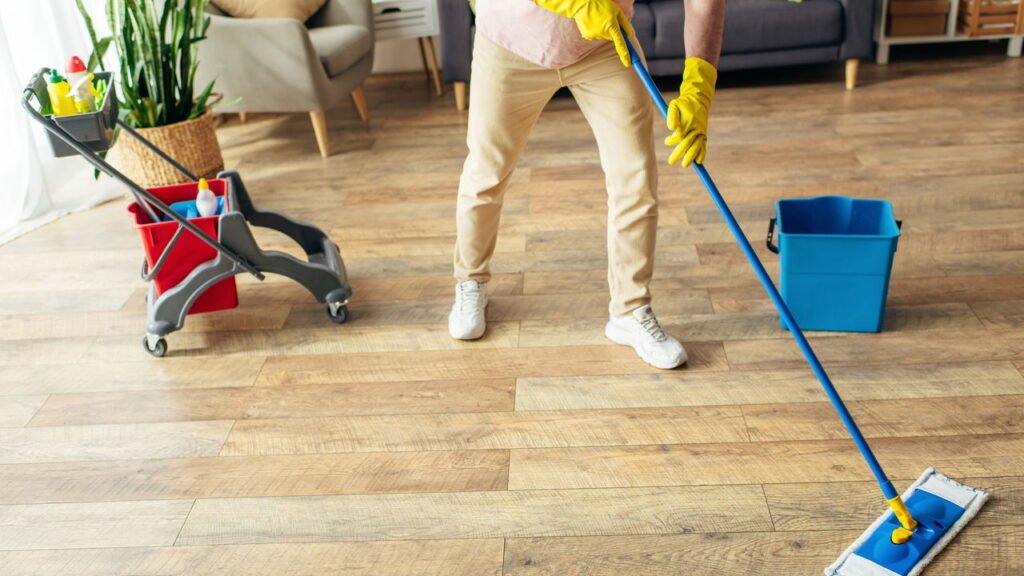 Produtos de limpeza diferentes dos comuns: como deixar seus pisos de madeira brilhando com uma mistura caseira barata