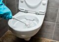 Como remover mofo do vaso sanitário com um truque caseiro
