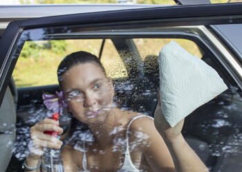 Qual é o propósito de colocar vinagre nas janelas do carro e que efeito isso tem