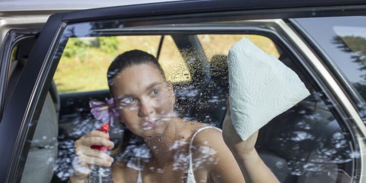 Qual é o propósito de colocar vinagre nas janelas do carro e que efeito isso tem