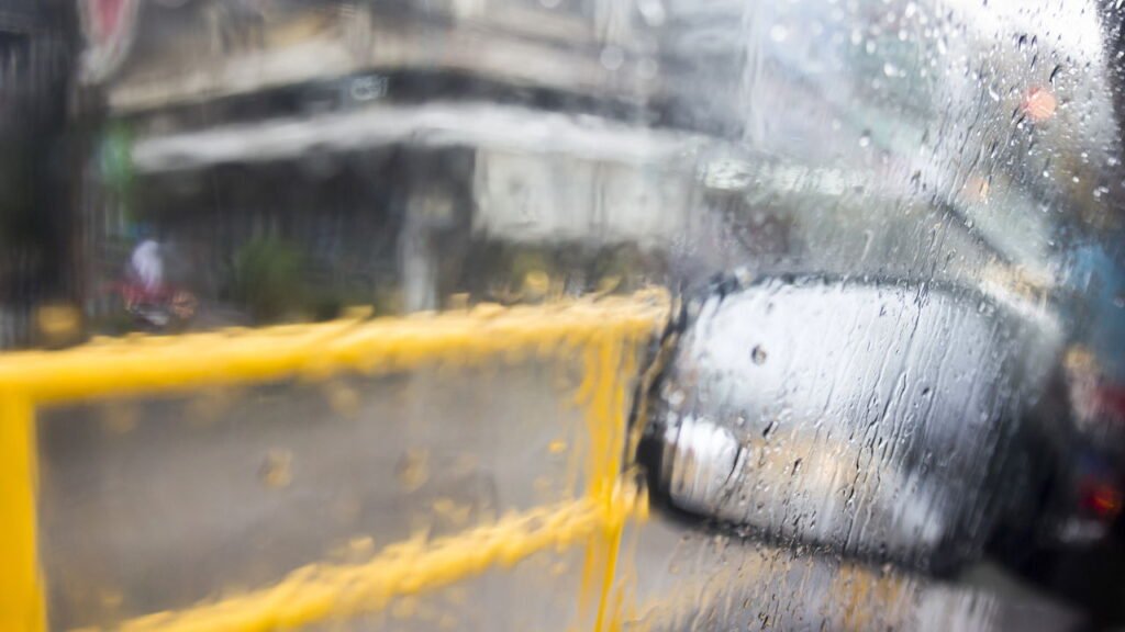 Qual é o propósito de colocar vinagre nas janelas do carro e que efeito isso tem