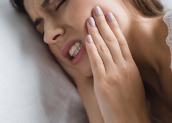Dentista explica: dor na mandíbula? Pode ser Disfunção Temporomandibular