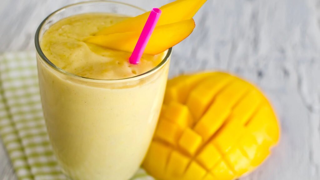 O que realmente acontece no corpo ao tomar manga com leite?