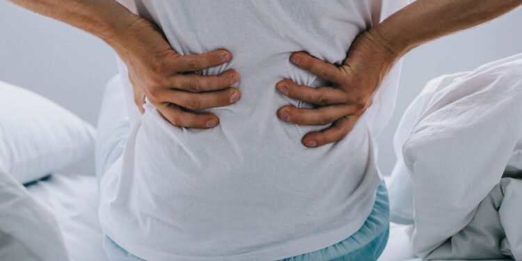 O que significa andar com as mãos atrás das costas, segundo a psicologia?