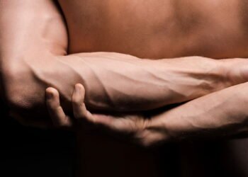 A psicologia explica o que significa andar com as mãos atrás das costas