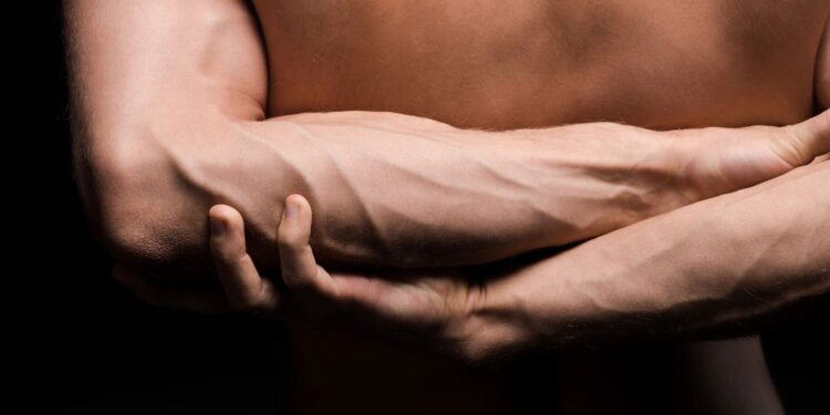 A psicologia explica o que significa andar com as mãos atrás das costas