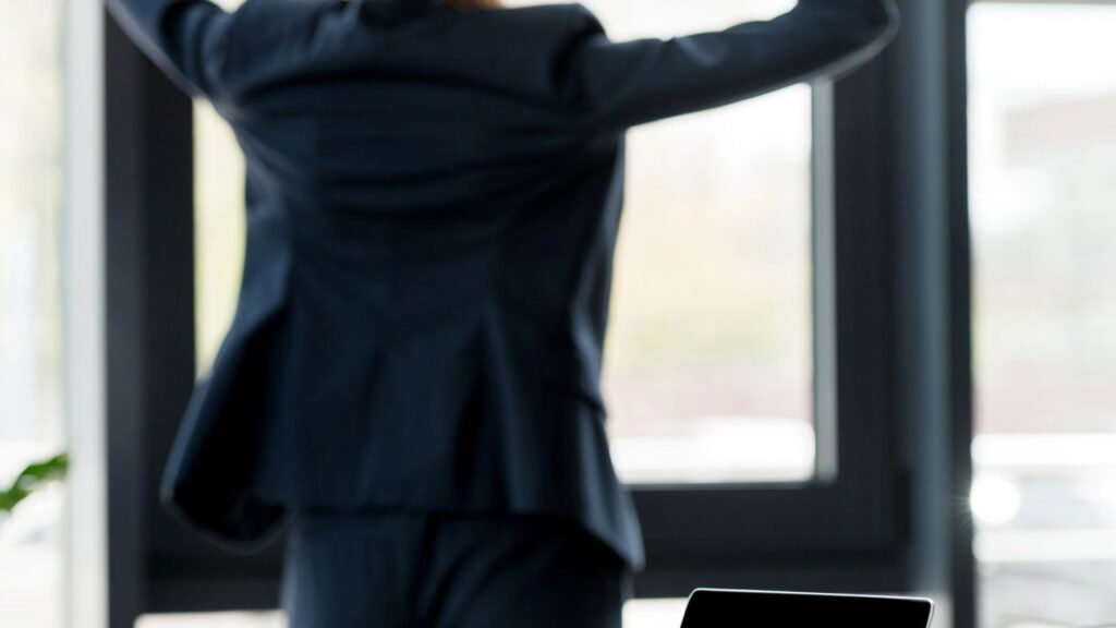 A psicologia explica o que significa andar com as mãos atrás das costas