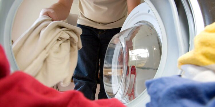 Se suas roupas saem da máquina de lavar com manchas, há uma falha: 3 maneiras de consertá-la, de acordo com um especialista