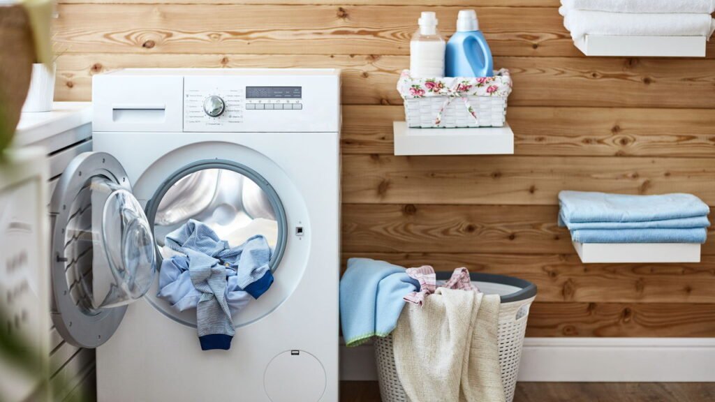 Os cinco erros ao usar amaciante que podem danificar sua máquina de lavar, segundo especialistas.