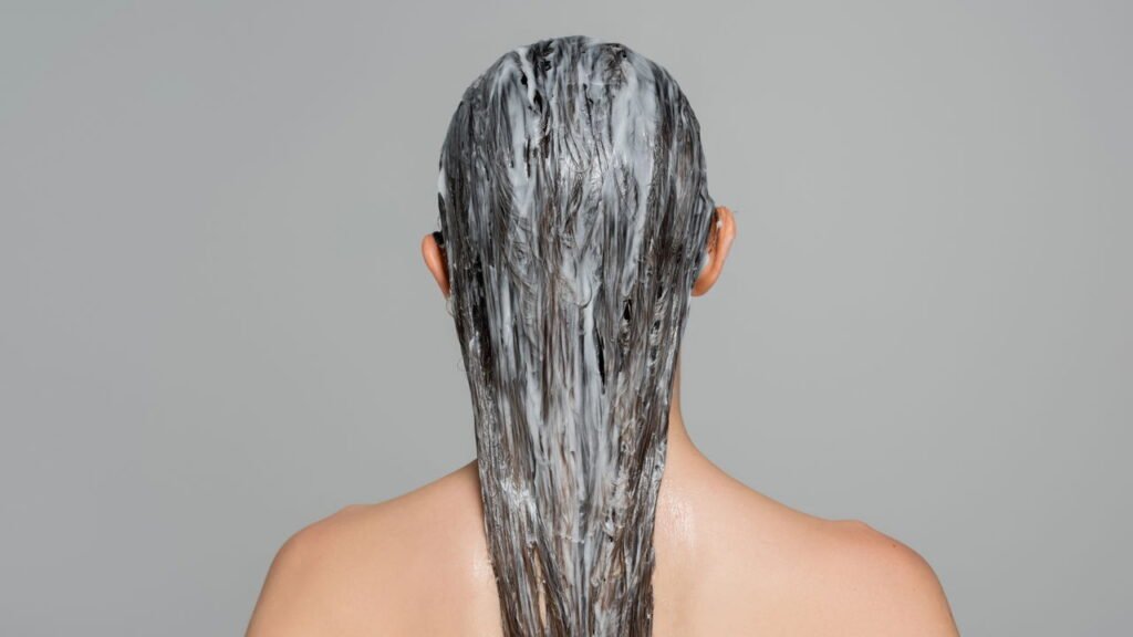 Cabelo mais brilhoso, macio e com menos frizz usando máscaras capilares acessíveis e eficazes