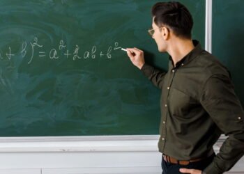 Quanto é 24 ÷ 6 x 3 + (10 - 10)? A conta matemática que testa gênios