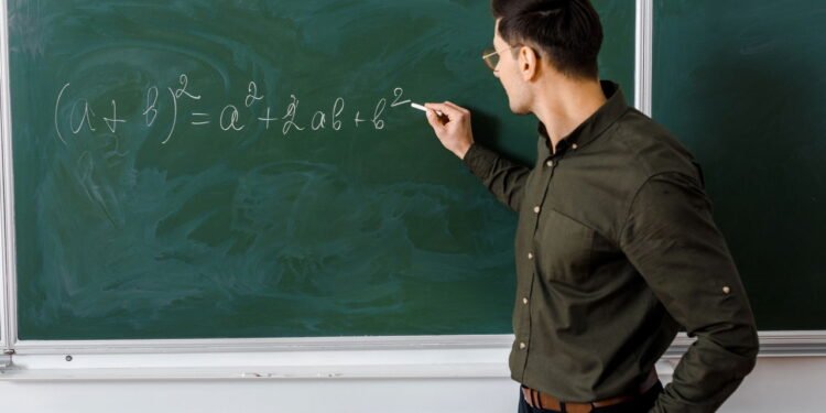 Quanto é 24 ÷ 6 x 3 + (10 - 10)? A conta matemática que testa gênios