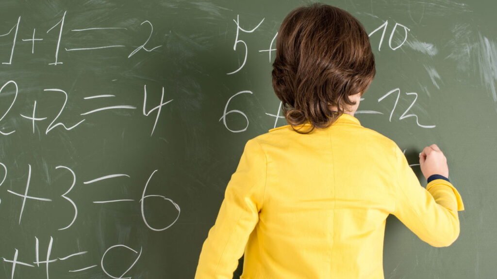 Quanto é 24 ÷ 6 x 3 + (10 - 10)? A conta matemática que testa gênios