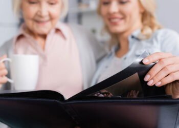 12 maneiras aprovadas por especialistas de melhorar sua memória após os 50 anos