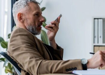 O que significa quando você envia mensagens de voz em vez de textos, de acordo com a psicologia?