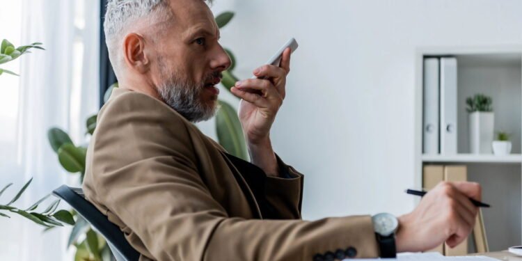 O que significa quando você envia mensagens de voz em vez de textos, de acordo com a psicologia?