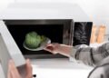 Aprenda o método correto de usar o micro-ondas no dia a dia