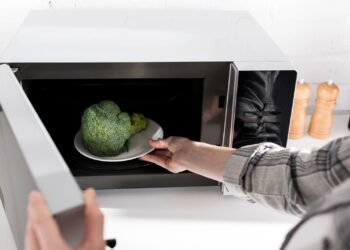 Aprenda o método correto de usar o micro-ondas no dia a dia
