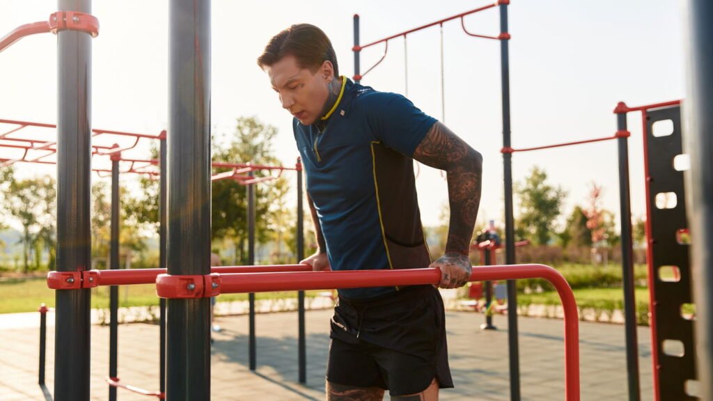 Exercícios de alongamento que aliviam dores nas costas e pescoço