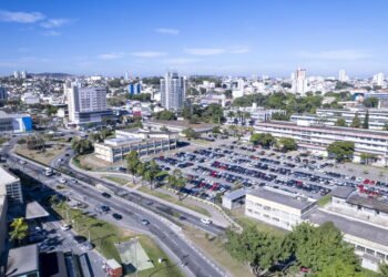 Cidade segura com muito verde e escolas boas fica a poucos minutos da capital