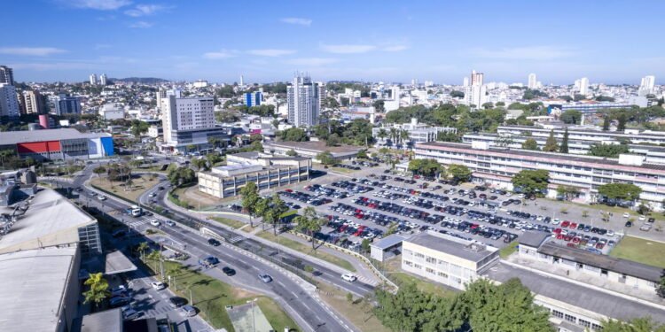 Cidade segura com muito verde e escolas boas fica a poucos minutos da capital