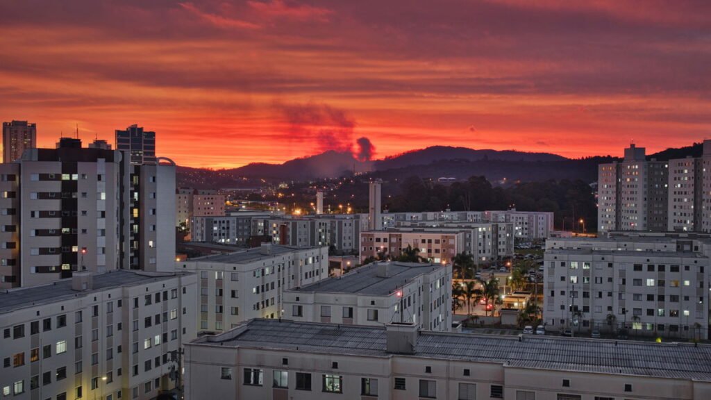 Cidade segura com muito verde e escolas boas fica a poucos minutos da capital