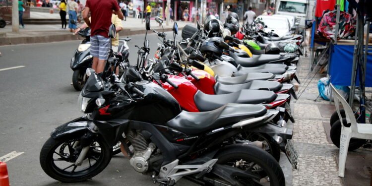 Motos econômicas que gastam pouco e rodam muito