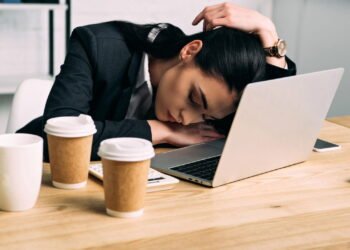 Sinais de que uma mulher está emocionalmente esgotada, mas ainda finge que está bem