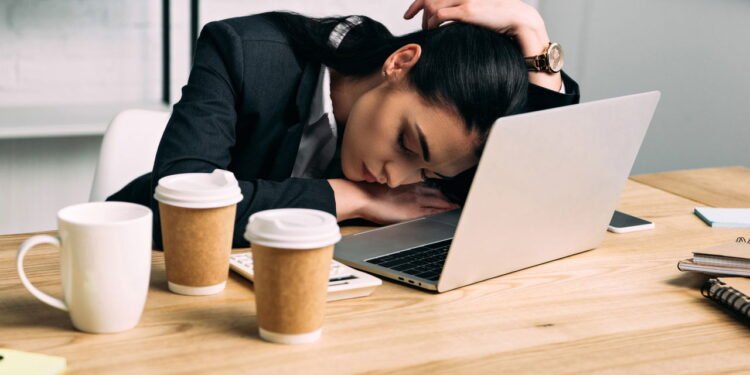 Sinais de que uma mulher está emocionalmente esgotada, mas ainda finge que está bem