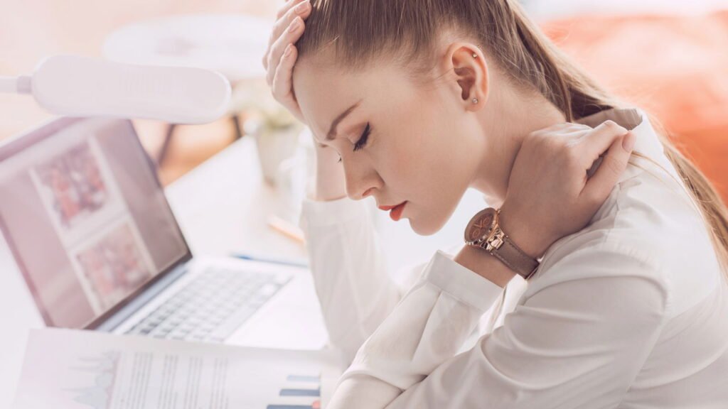 Sinais de que uma mulher está emocionalmente esgotada, mas ainda finge que está bem