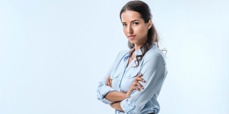 Coisas que mulheres confiantes fazem naturalmente em situações sociais embaraçosas, de acordo com a psicologia