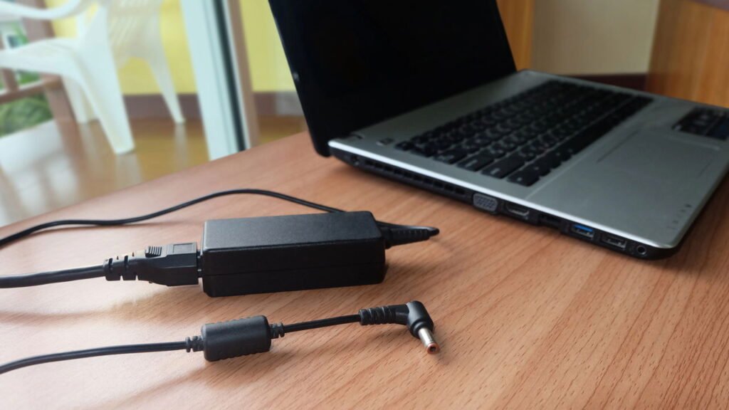 Os erros ao usar carregador de notebook que reduzem a vida útil do aparelho