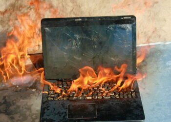 Os erros ao usar carregador de notebook que reduzem a vida útil do aparelho