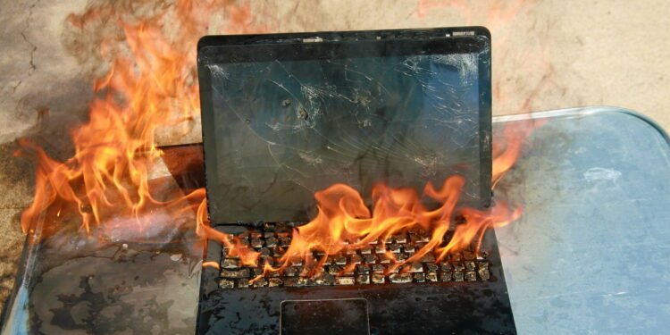 Os erros ao usar carregador de notebook que reduzem a vida útil do aparelho