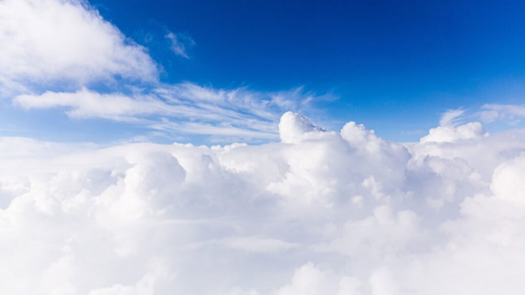 Mistério revelado: por que as nuvens pesam toneladas e não caem