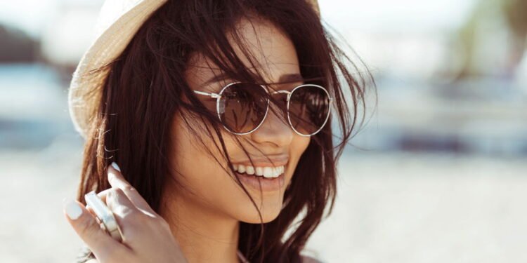 Óculos de Sol - Créditos: depositphotos.com / AllaSerebrina