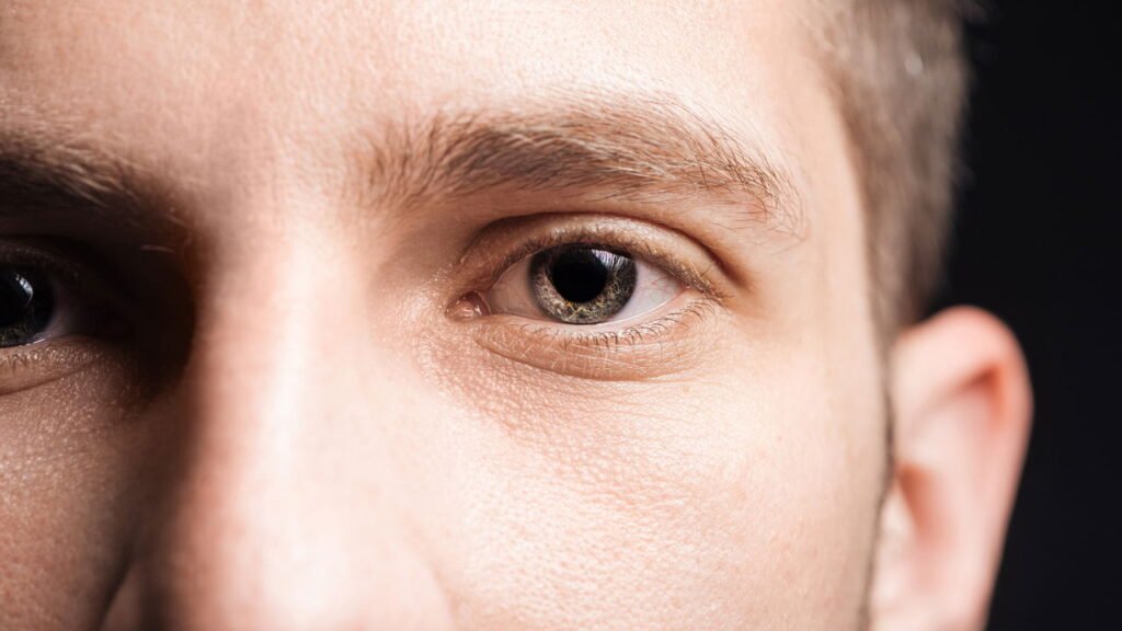 Um oftalmologista diz: por que as pálpebras tremem e como evitá-lo