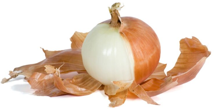 Se você tiver cascas de cebola, não as jogue fora: por que é recomendado fervê-las e o que elas fazem.