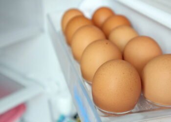 Não guarde os ovos na porta da geladeira, é um erro: onde colocá-los para que durem mais