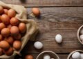 Poucos sabem: qual a diferença entre ovos brancos e marrons