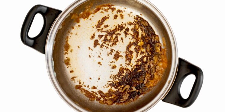 Remova facilmente a gordura incrustada das panelas: o poderoso truque caseiro com papel alumínio