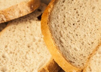 Se você tem pão velho, não jogue fora: por que eles recomendam enterrá-lo perto de algumas plantas