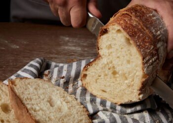 Receita de pão caseiro sem glúten e sem ovos rende bem e é fácil de fazer