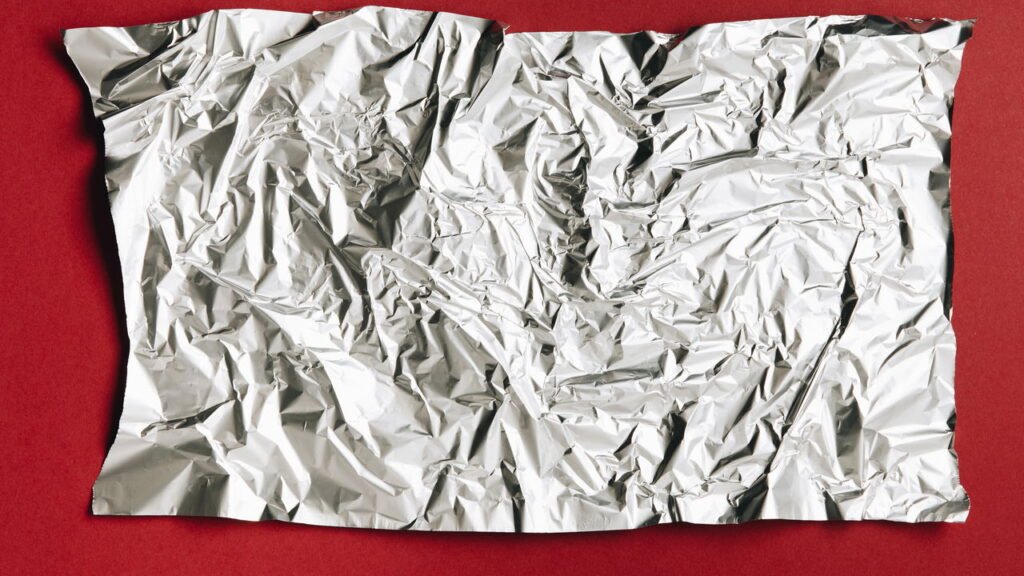 Remova facilmente a gordura incrustada das panelas: o poderoso truque caseiro com papel alumínio