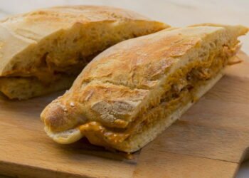 Pastel de massa cozida fica crocante com esse truque simples e caseiro